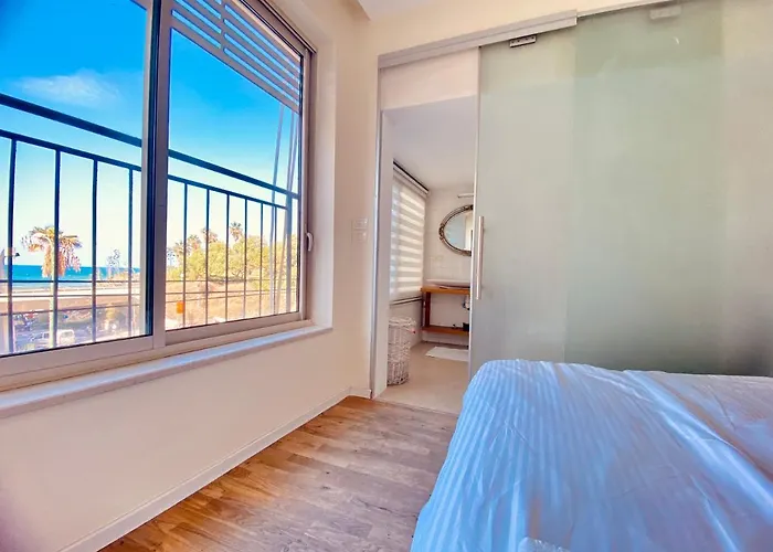 White Gordon Beach Apartment