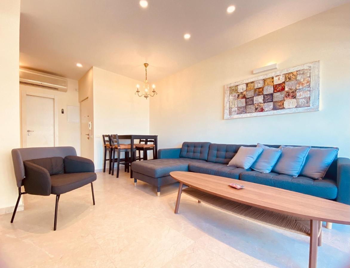 White Gordon Apartment